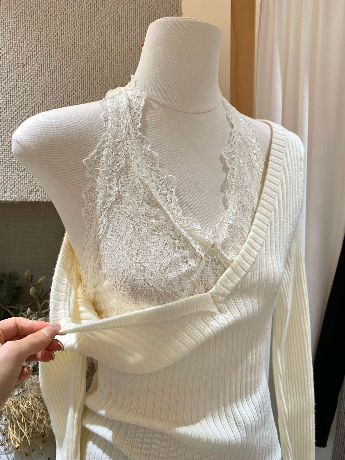 SCENARIO Lace-Edged V-Neck Knit Top-Two Colors