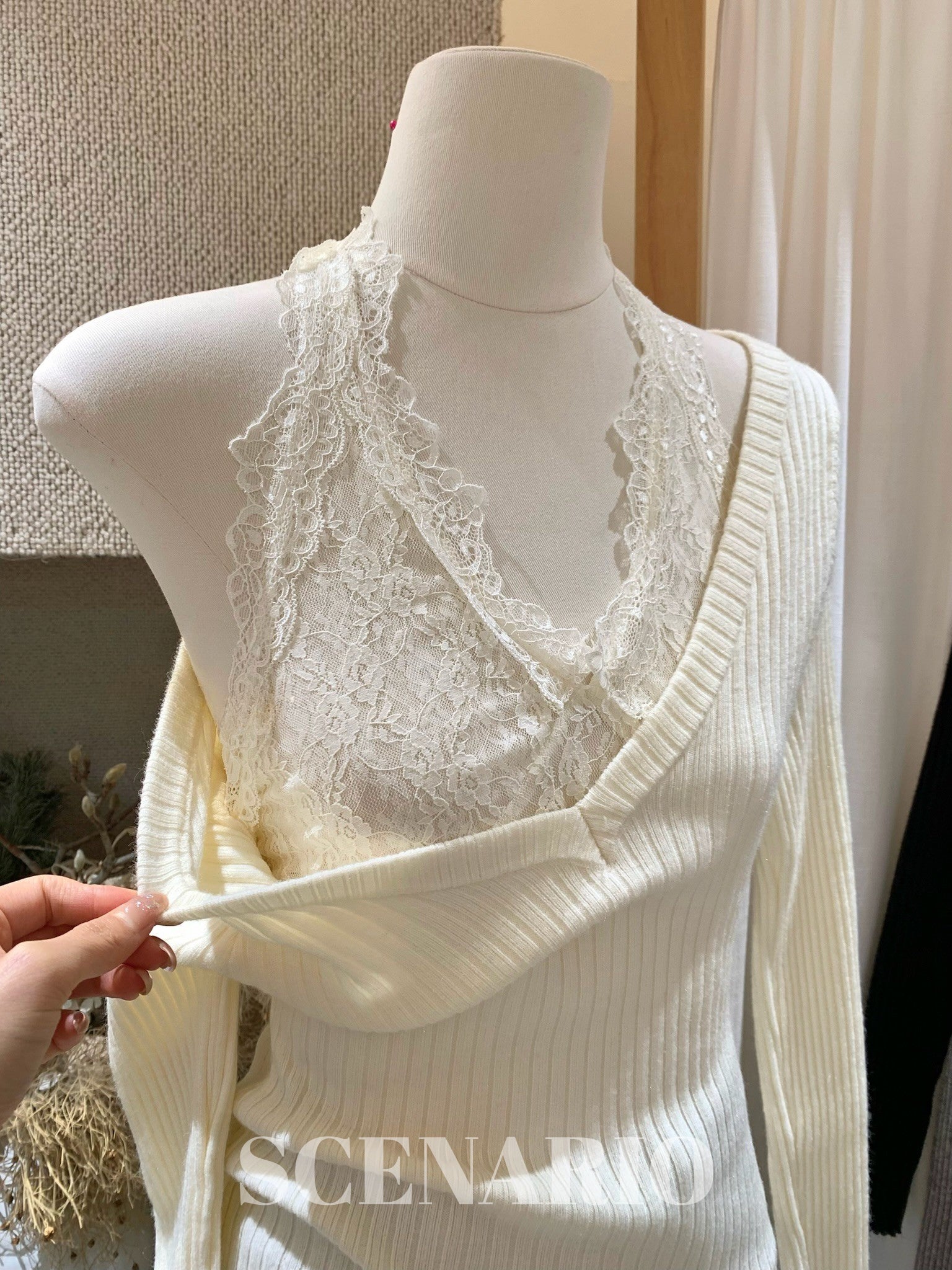 SCENARIO Lace-Edged V-Neck Knit Top-Two Colors