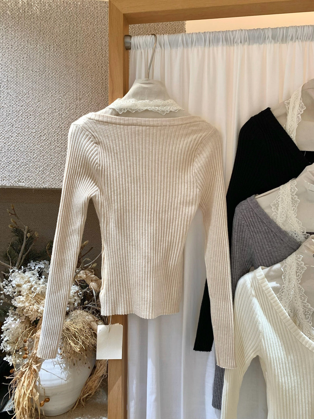 SCENARIO Lace-Edged V-Neck Knit Top-Two Colors