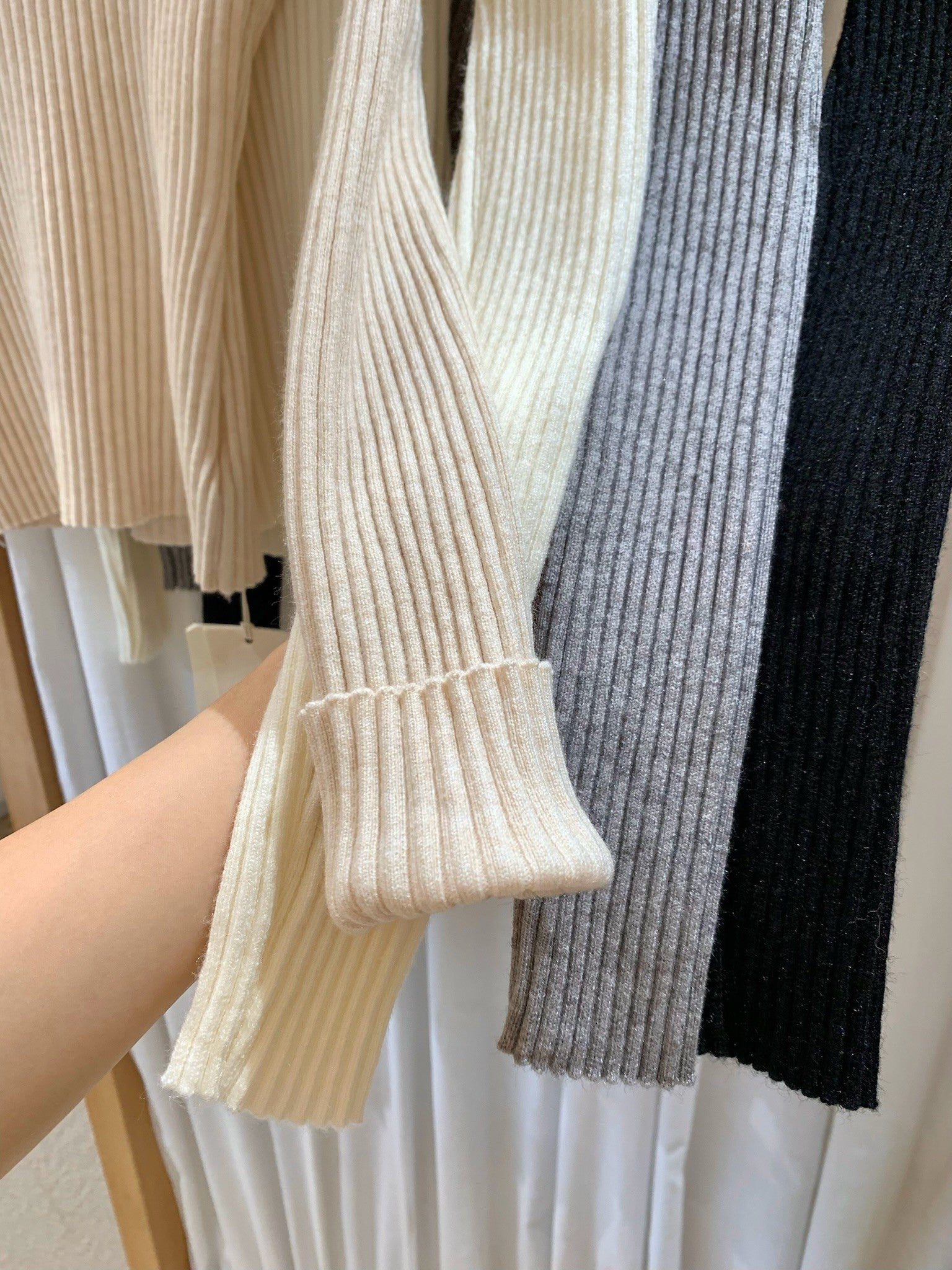 SCENARIO Lace-Edged V-Neck Knit Top-Two Colors